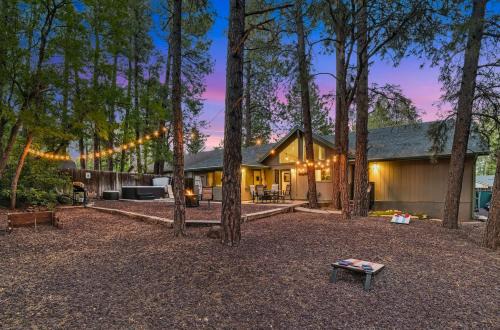 Flagstaff House | Pine-Time Retreat Near Downtown with Hot Tub!