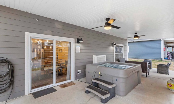 Hollister House | Pineapple Bungalow - 14ppl