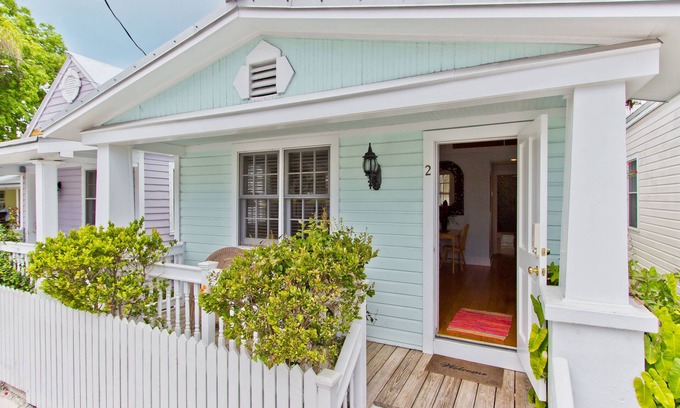 Old Town Cottage | PINEAPPLE COTTAGE ~ Adorable, Updated Old Town Cottage w/Shared Heated Pool!