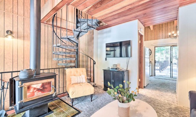 Pinecrest House | Pinecrest Retreat with Fireplace!
