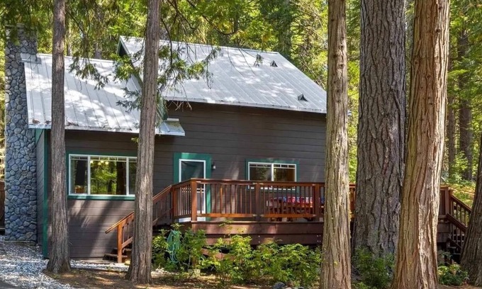 Long Barn Cabin | Pinecrestarearental #15 9/5-12/10 no holidays book 2 nights get 3rd night free.