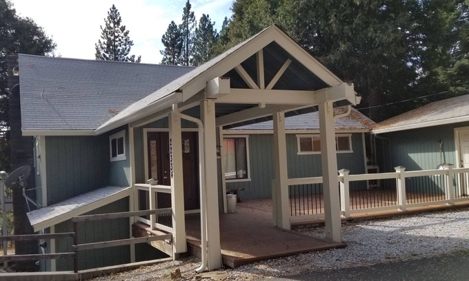 Long Barn Cabin | Pinecrestarearentals #18 9/5-12/10 no holidays book 2 nights get 3rd night free.