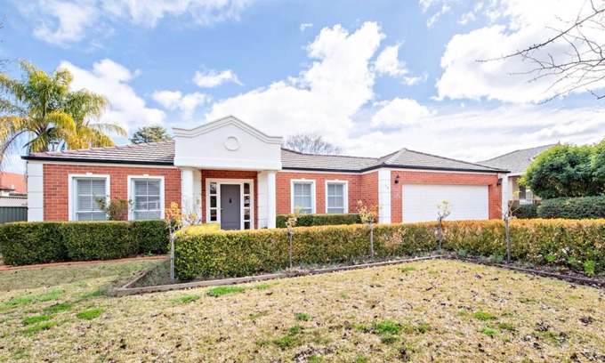 Dubbo House | Pinehurst - Close to Zoo & Golf Club, Pets Allowed