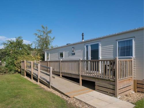 Wells-next-the-Sea Cabin | Pinewoods Easy Access sleeps 6 – dog friendly