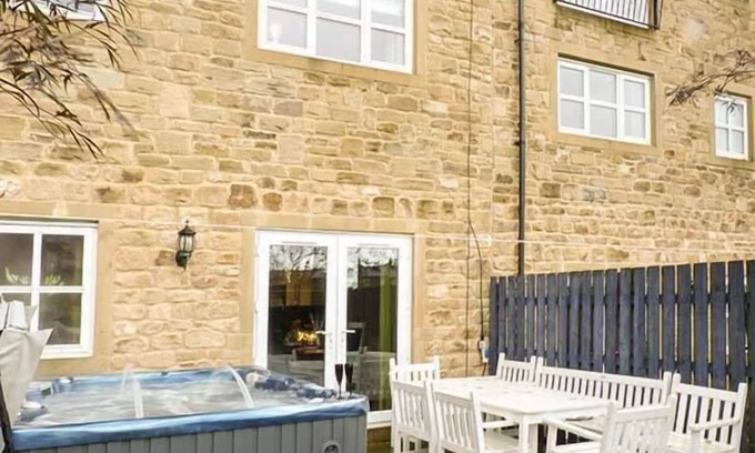 Cowling Cottage | PINNACLE VIEW, pet friendly, with hot tub in Cowling
