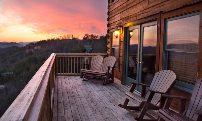Gatlinburg - Pigeon Forge Cabin | PinnacleView: POOL, Breathtaking Views, Movie Room, Games, Hot Tub, Wifi