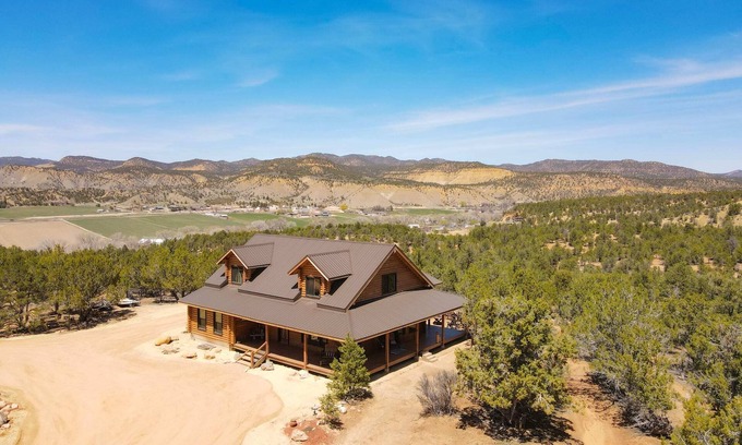 Orderville Cabin | Pinyon Ridge Ranch Near Zion National Park. Private Hot Tub, incredible stargazi