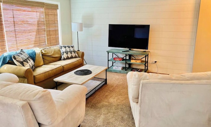 Fargo House | Piper's Place - Cozy condo in South Fargo
