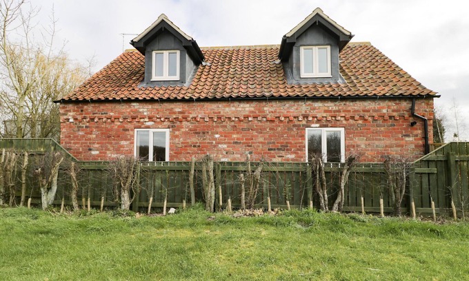 Leven Cottage | PIPISTRELLE COTTAGE, pet friendly in Brandesburton