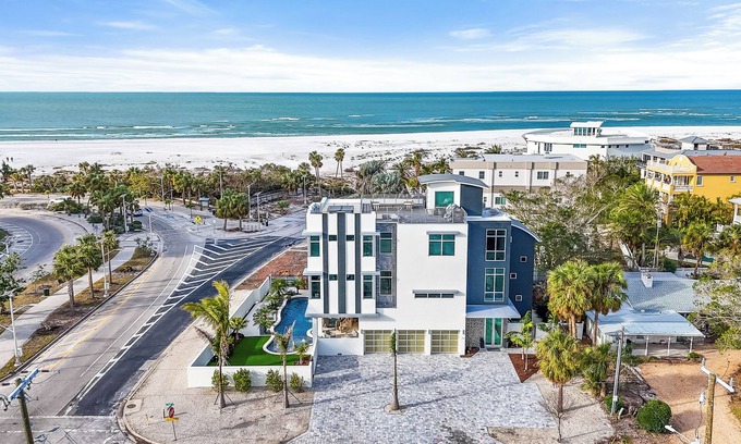 Sarasota House | Pirate House: Gulf Front, Pool, #1 Location Lido Key, St. Armands One Block.