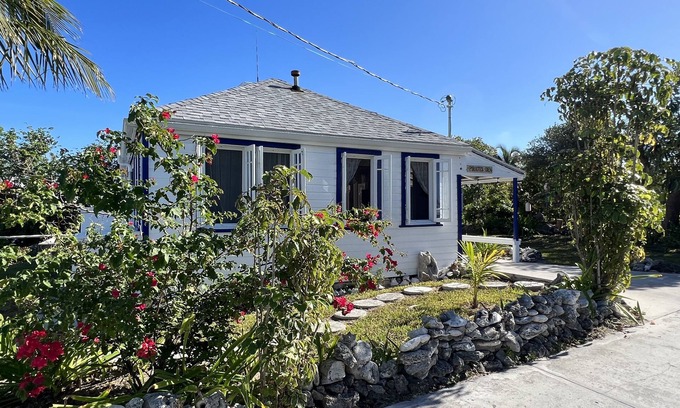 Man O War Cay House | Pirates Den - generator, cable TV and WiFi