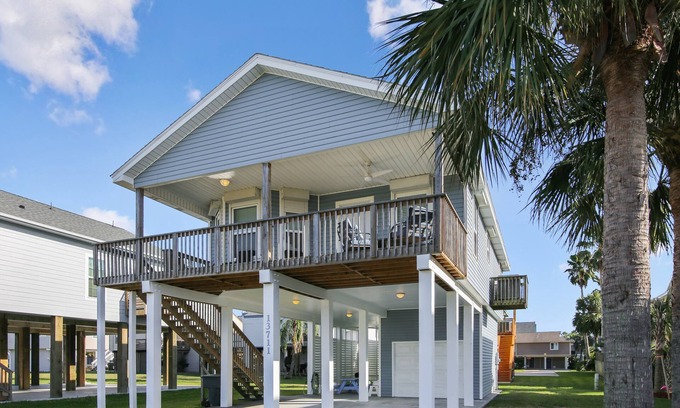 Pirates Beach House | Pirates' Treasure | Great Outdoor Living Space!