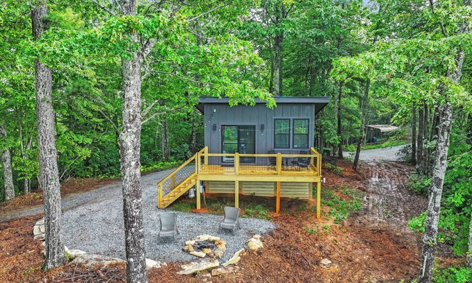 Brevard Cabin | Pisgah Peak-Brand New, Epic Views! Dog Friendly