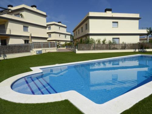 Llanca Apartment | Piso moderno con terraza, jardín, piscina y WiFi, a 400m de la playa en Llançà - ES-228-137