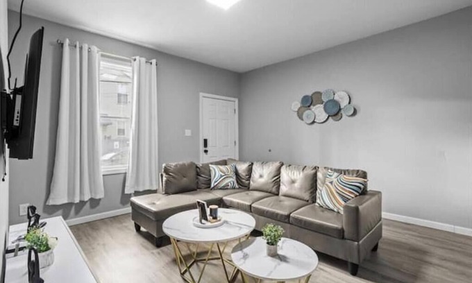 Marshall-Shadeland House | Pittsburgh Getaway! 4 bedroom house, 5 minutes to PNC Park & Acrisure stadium.