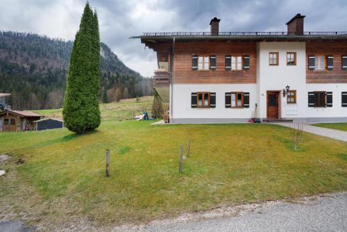 Weissbach an der Alpenstrasse Apartment | Place In The Bavarian Mountains