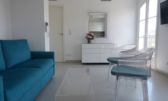 Saint-Tropez City Centre Apartment | Place of the Strings in the heart of St Tropez apartment T2 new 2/4 with parking