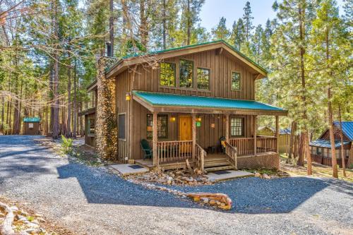 North Wawona House | Place to Call Home - Cabin INSIDE Yosemite - Dog Friendly