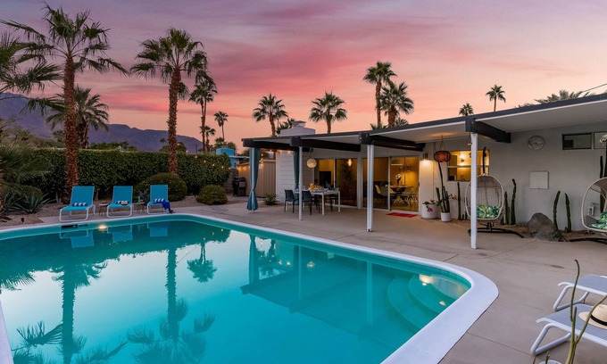 Sunmor House | Plaimor Palms - Classic Alexander in Sunmor Estates!