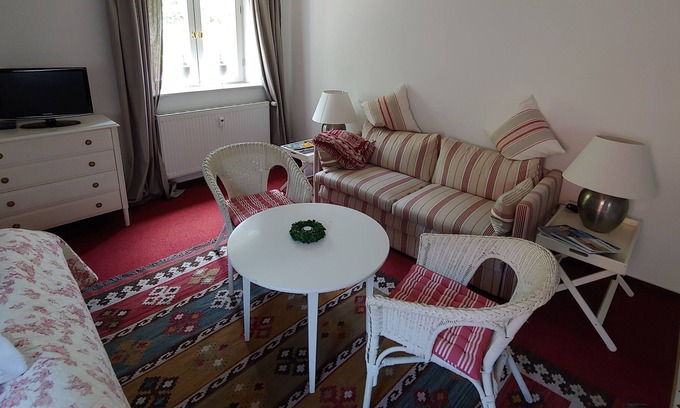 Barkelsby Apartment | Plane tree apartment at Gut Hohenstein