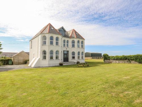 Llanfaelog House | Plas Newydd