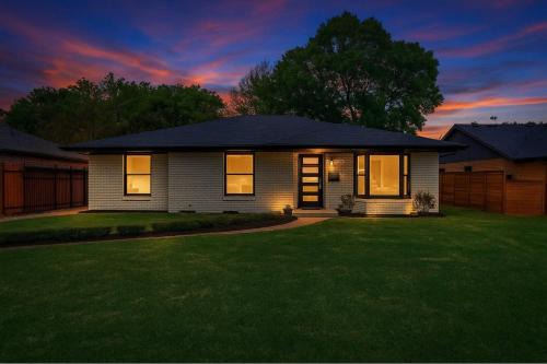 Oak Cliff House | Play & Stay Dallas Home w Gym Gameroom WiFi