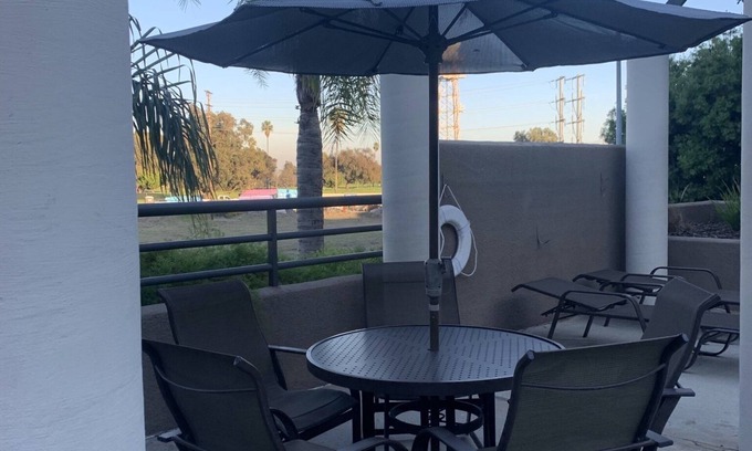El Segundo Condo | Playa Del Rey Beach Stay with Pools, Jacuzzis & Gym