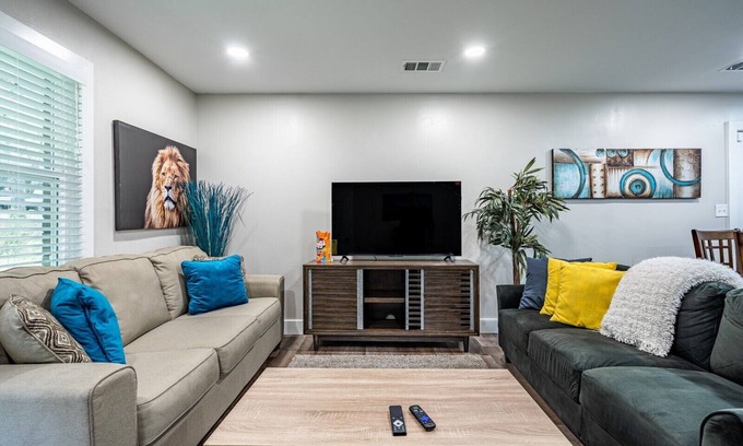 Church Street House | Pleasant and Peaceful Home in Atlanta by Deity Villas