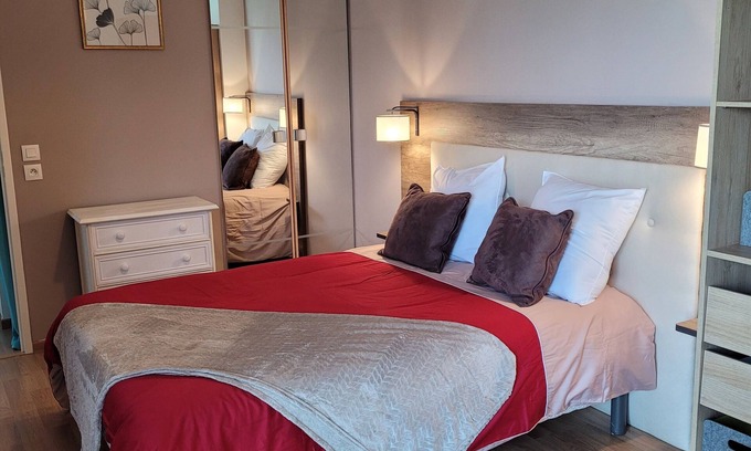 Chartres Apartment | Pleasant apartment with balcony
