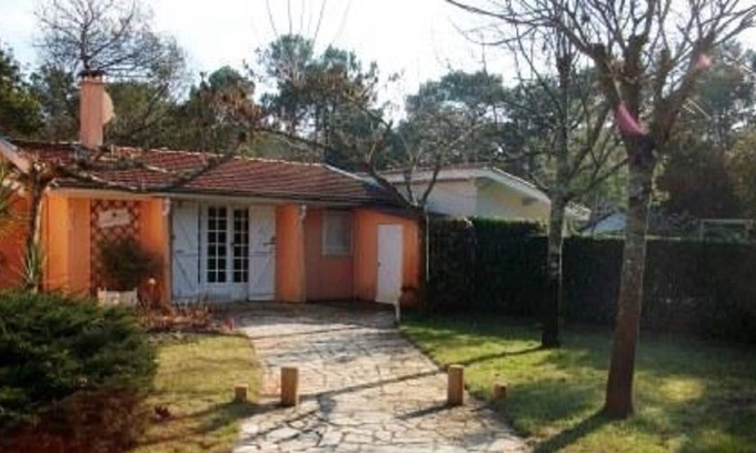 Lacanau Hotel | Pleasant detached house located on a garden with a villa for rent