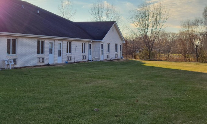 Lockport Hotel | Pleasant Hill Motel