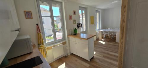 Charlieu House | Plein cœur centre historique de Charlieu avec parking et garage vélo moto