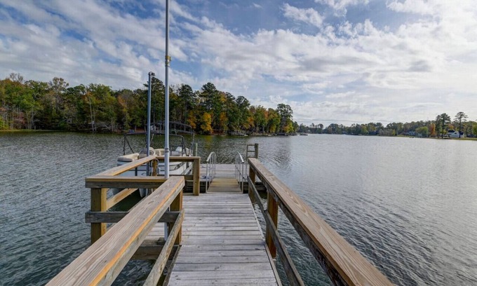 Chapin Apartment | Plum Beautiful | 3 Kings & Hot Tub on Lake Murray