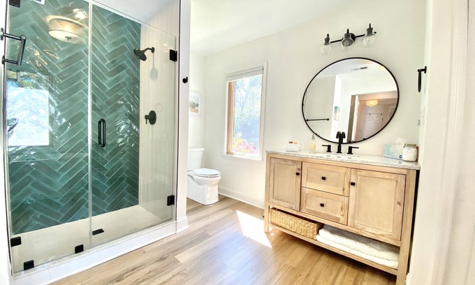 Charleston House | Plum Palm Cottage-Lux Hotel Style Stay 6 min to downtown & close to Folly Beach