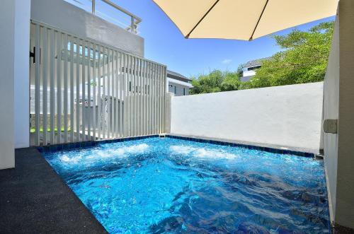 George Town Villa | Plumeria Luxury Service Villa