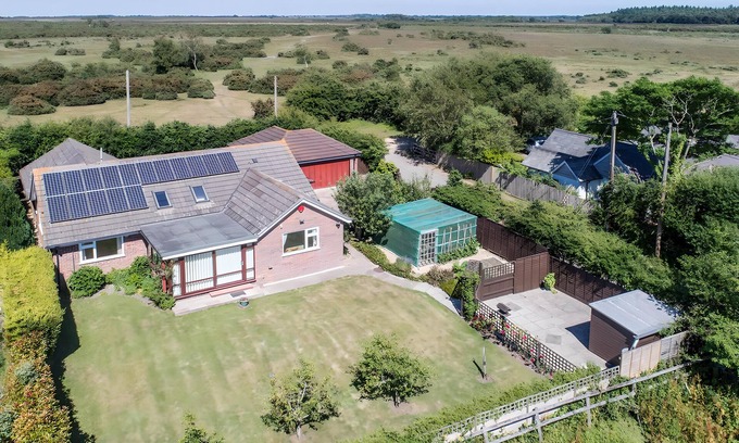 New Forest District House | PLUMMERS WATER, pet friendly, country holiday cottage in Pilley