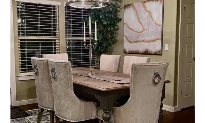 Meridian House | Plush 3BR home WiFi, Pool, Park, 🛍, Quiet, Comfy