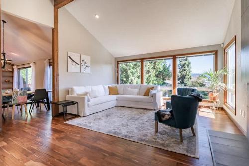 East Lake Hills House | PNW Contemporary Retreat near Lake Sammamish