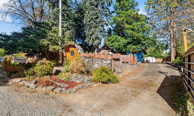 Lincoln House | PNW Downtown Hobbit Home - Detached game-room & Outdoor pizza oven!