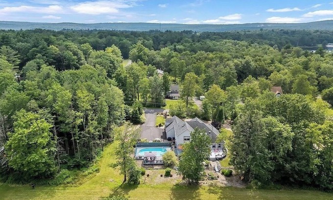 Blakeslee House | Poconos Spacious 6-bedroom house in marvelous Blakeslee with Pool & Gamerooms