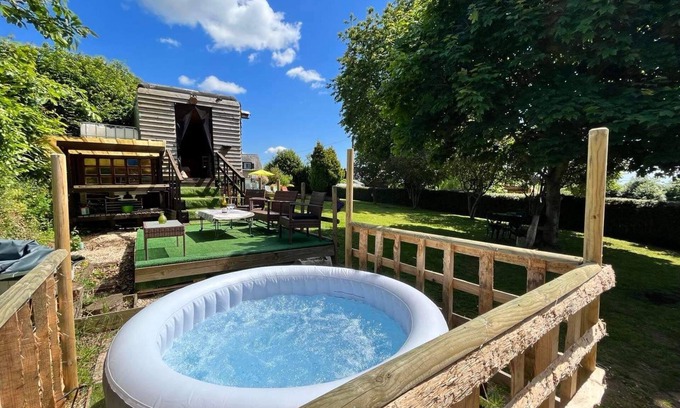 Colombiers-du-Plessis Cabin | Pod - Sleeps 2 - Jacuzzi - Parking - Garden