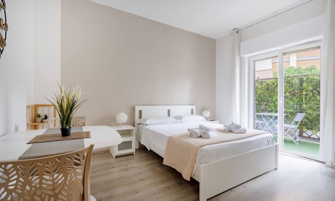 Municipio 2 Apartment | Poggio Suite - Bright City Escape