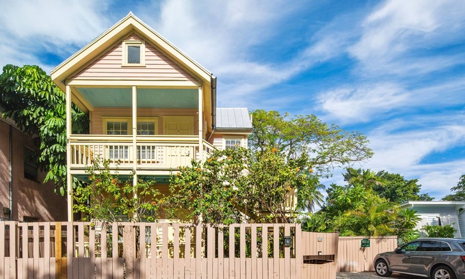 Key West Historic District House | ~ POINCIANA PARADISE ~ Casual duplex 2 blocks from Duval Street!