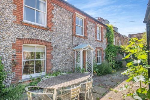 Holt House | Point Cottage