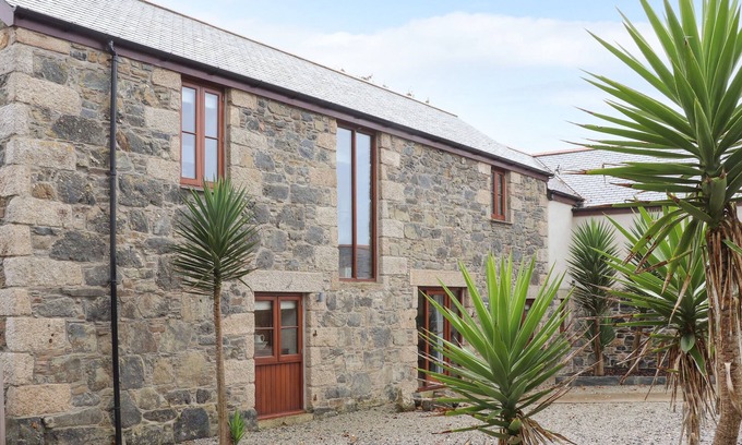 Cury Cottage | POL GLAS HALL, pet friendly, luxury holiday cottage in Mullion