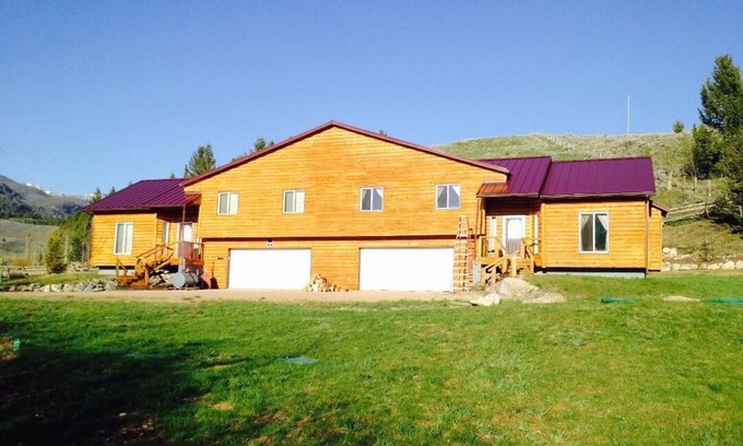 Polaris House | Polaris Paradise Elkhorn, Entire Townhouse in scenic Polaris, MT