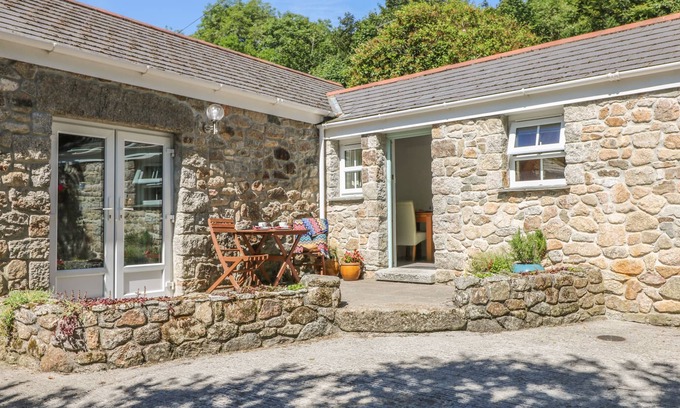 Mabe Cottage | POND COTTAGE, with a garden in Truro