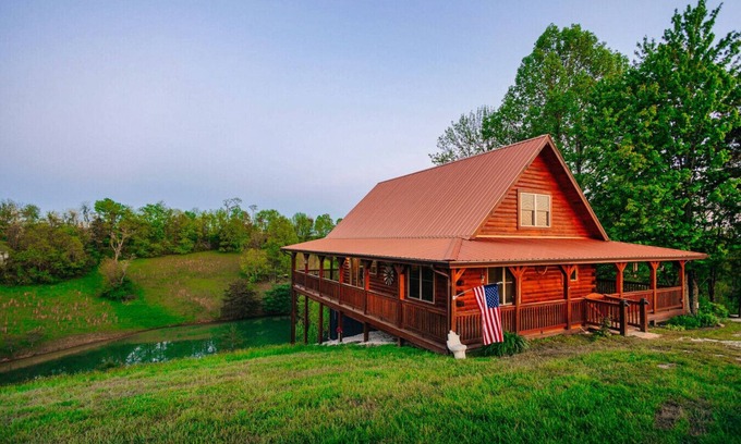 Primrose Apartment | Pond Paradise - Private Pond | Hot Tub | Off-Road Parks | Fire Pit