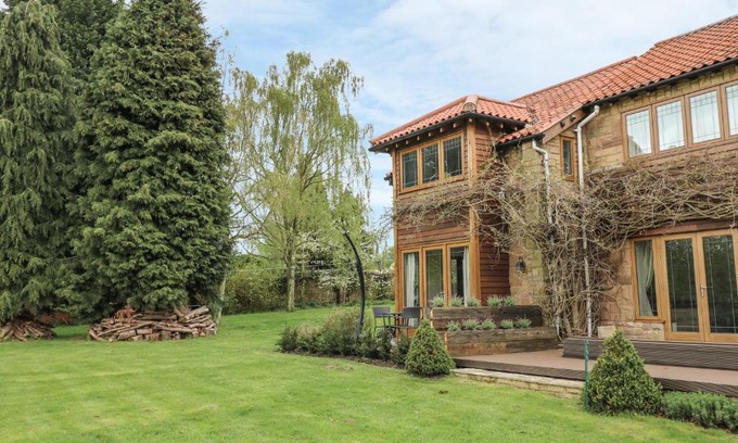Cuckney House | Pond View