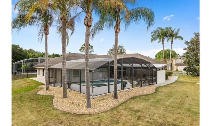 Lindfields House | Pond View Home w/heated pool 15min to Disney